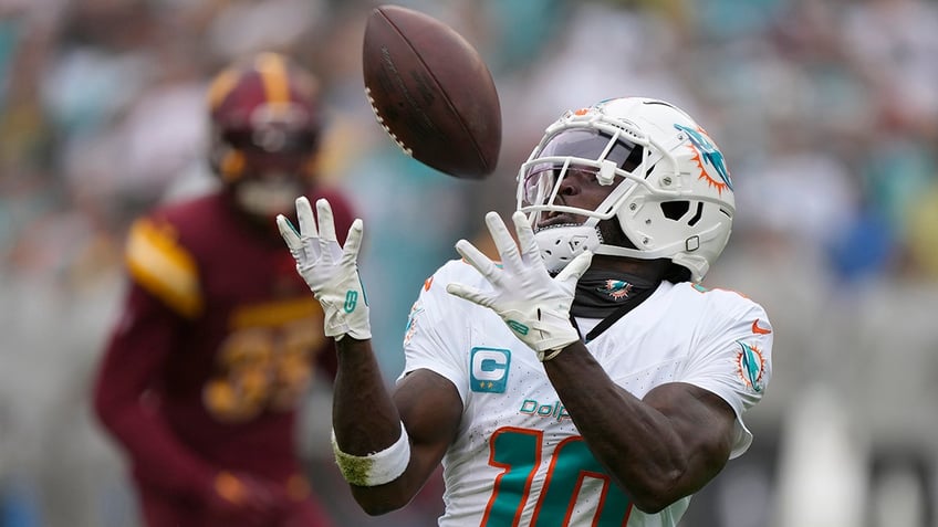 Tyreek Hill makes a catch