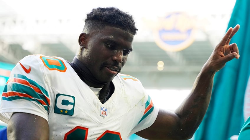 tyreek hill joins elite company to reach 1000 yards in eight games in dolphins win over patriots