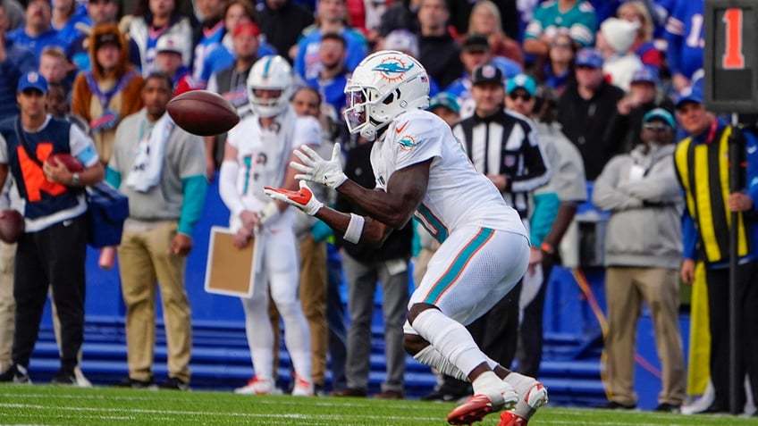 Tyreek Hill makes catch