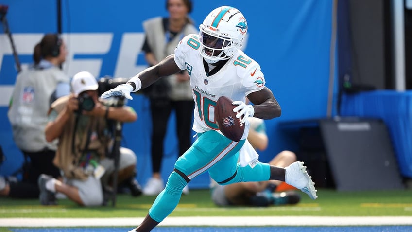 tyreek hills monster day leads dolphins over chargers in thrilling shootout win