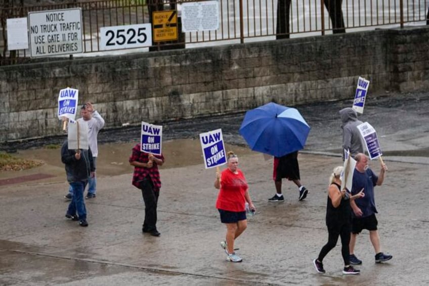 uaw appears to be moving toward a potential deal with ford that could end strike