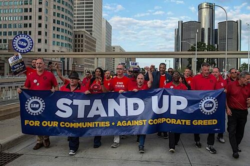 uaw automakers resume contract talks saturday as unprecedented strike underway 