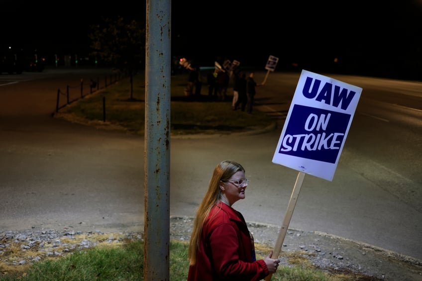 uaw strike 34k auto workers now on picket line while few americans back general motors ford and stellantis