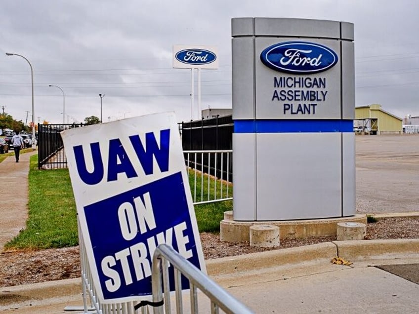 uaw strikes deal with ford securing robust wage hikes for auto workers