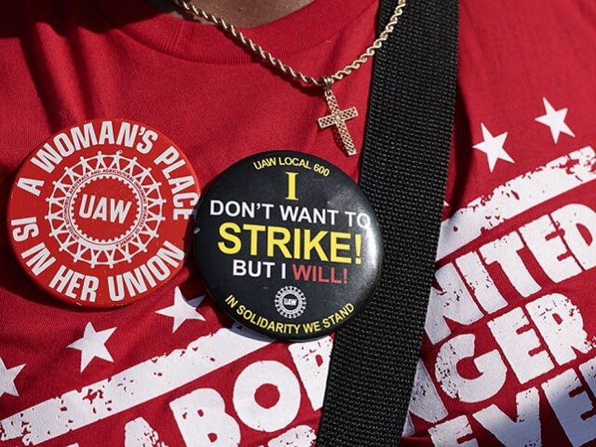 uaw to strike all big three automakers at the same time for first time in history