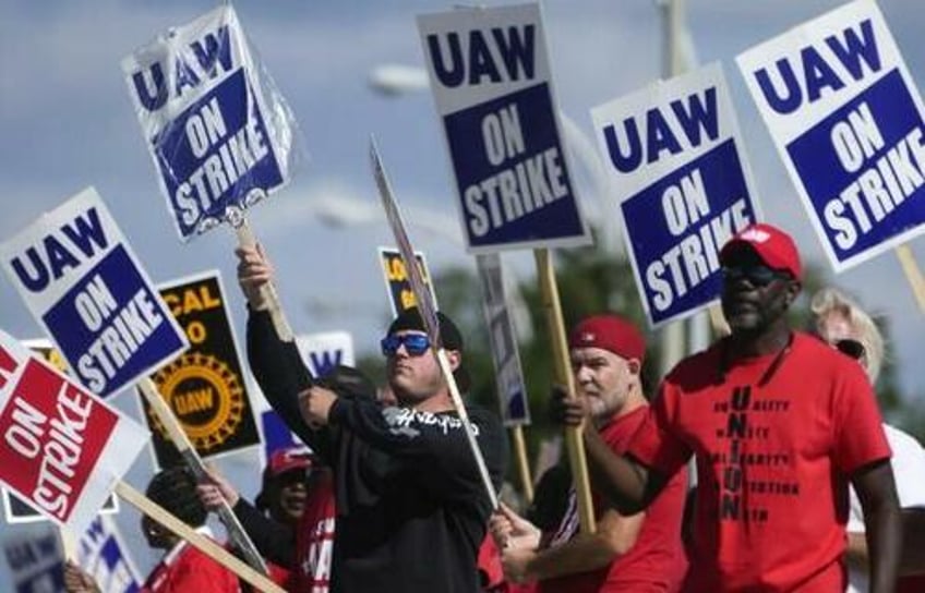 uaw workers blame biden harris and ev mandates for job losses