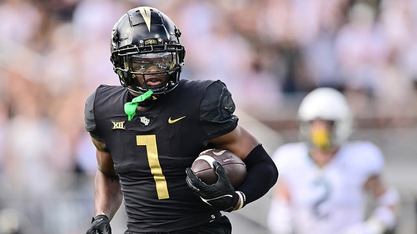 ucf receiver blows kiss to oklahoma sideline while running for 86 yard touchdown