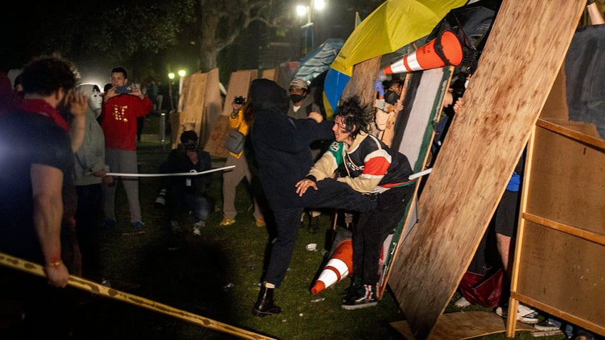 UCLA clashes between groups of protesters