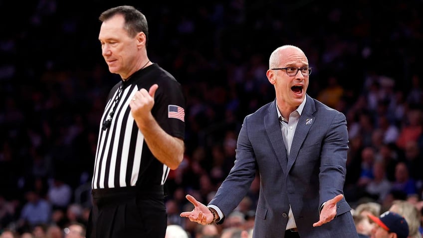 uconn coach dan hurley flips out in effort to get courtside st johns fan ejected