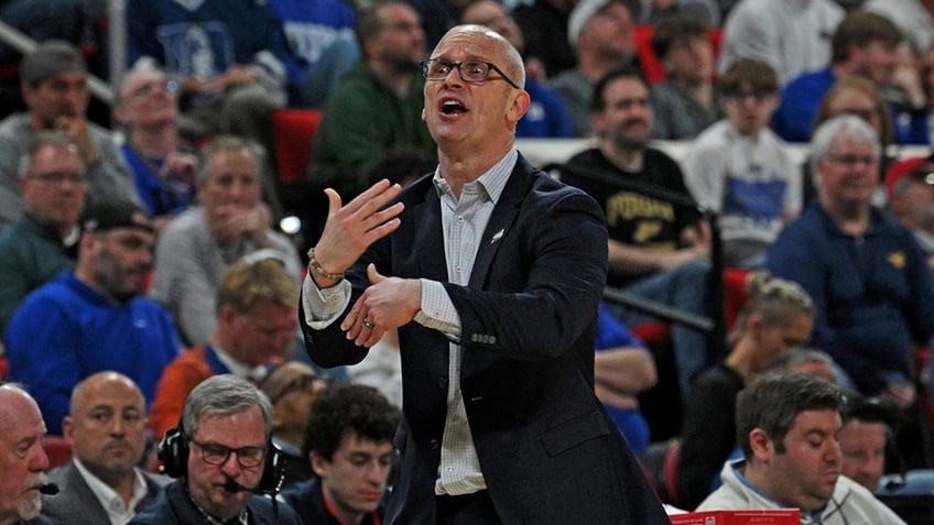 Dan Hurley reacts on court