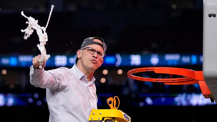 Dan Hurley cuts down the nets