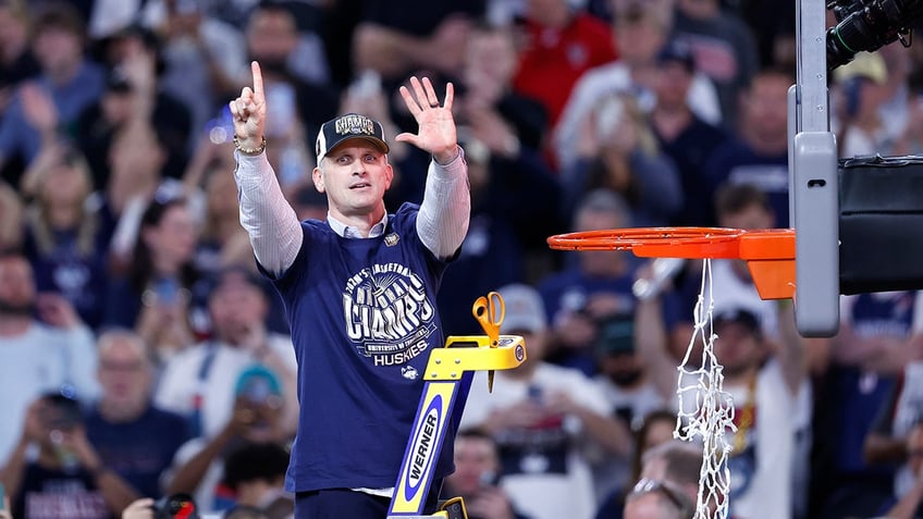 Dan Hurley cuts down net