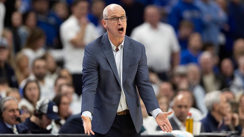 Dan Hurley yells