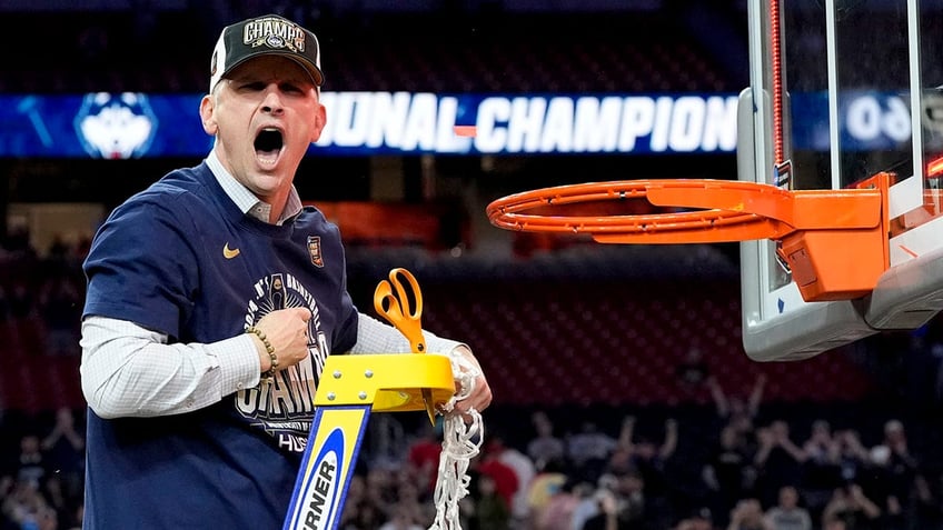 Dan Hurley cuts the net