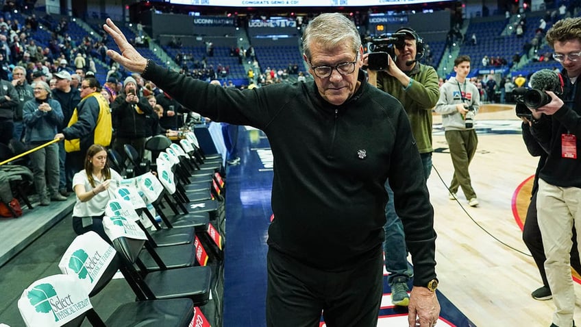 Geno Auriemma wins his 1200th game