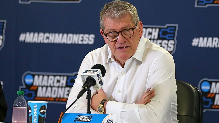 Geno Auriemma talks to reporters