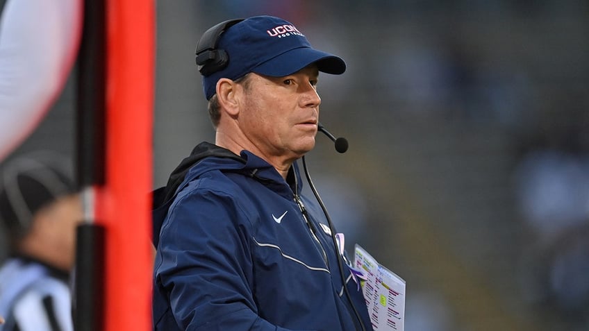 uconns jim mora unleashes on entitled fans who opt against nil contributions