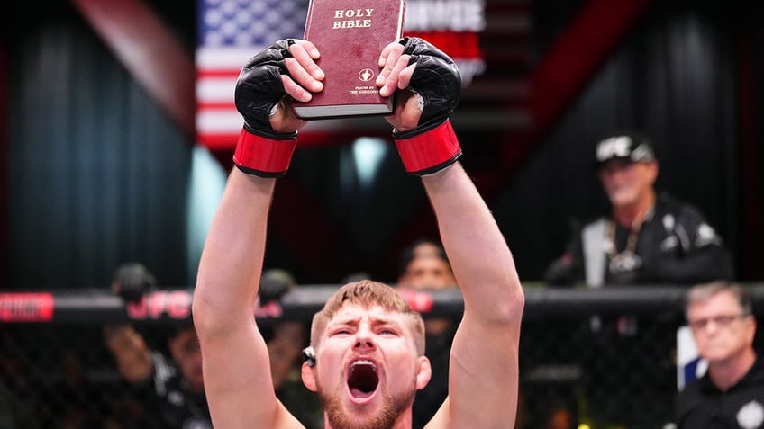 ufc fighter wins bout after bringing bible into cage says company gives me freedom to be who i want to be