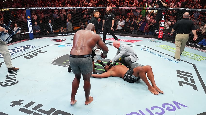 Derrick Lewis taunts Rodrigo Nascimento