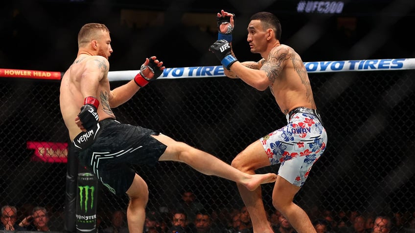 Justin Gaethje and Max Holloway fight