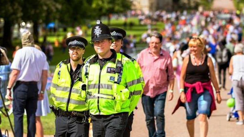 uk police being forced to undergo training to accept their white privilege
