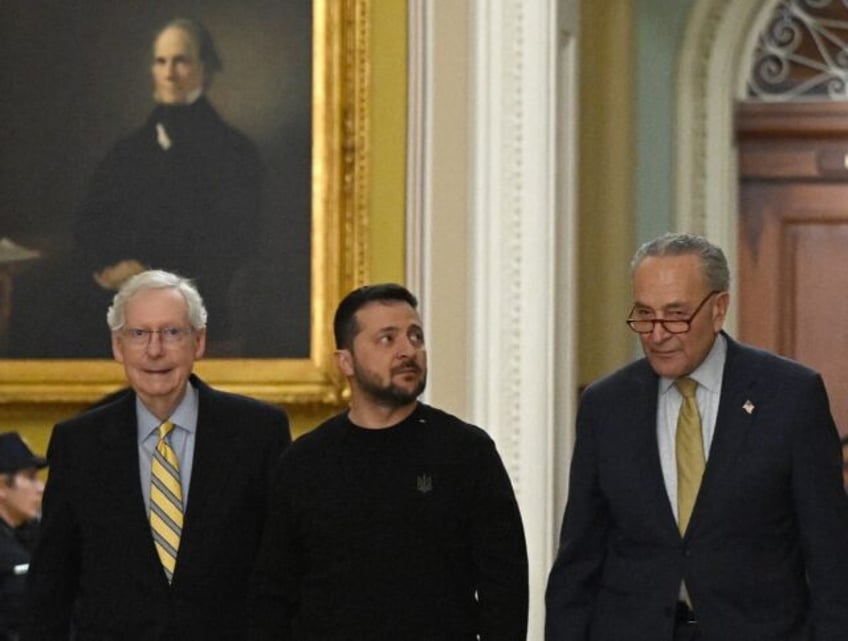 Ukrainian President Volodymyr Zelensky (C), accompanied by US Senate Majority Leader Chuck