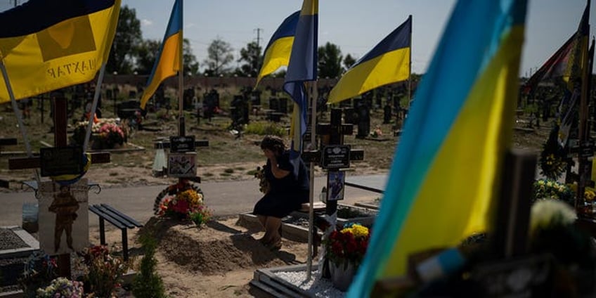 ukraine marks independence day with promises to continue its fight against russia