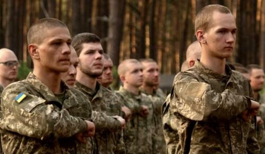 ukraine officers say recruits arrive at front lines pathetically undertrained