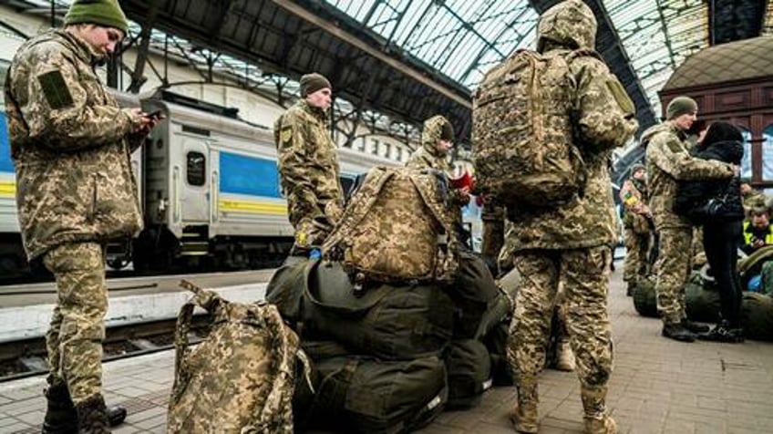 ukraine passes divisive conscription law which aims to bolster forces by 500000