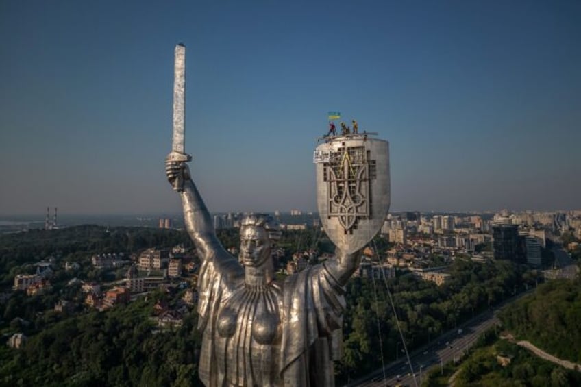 ukraine puts trident in place of soviet emblem on tallest statue