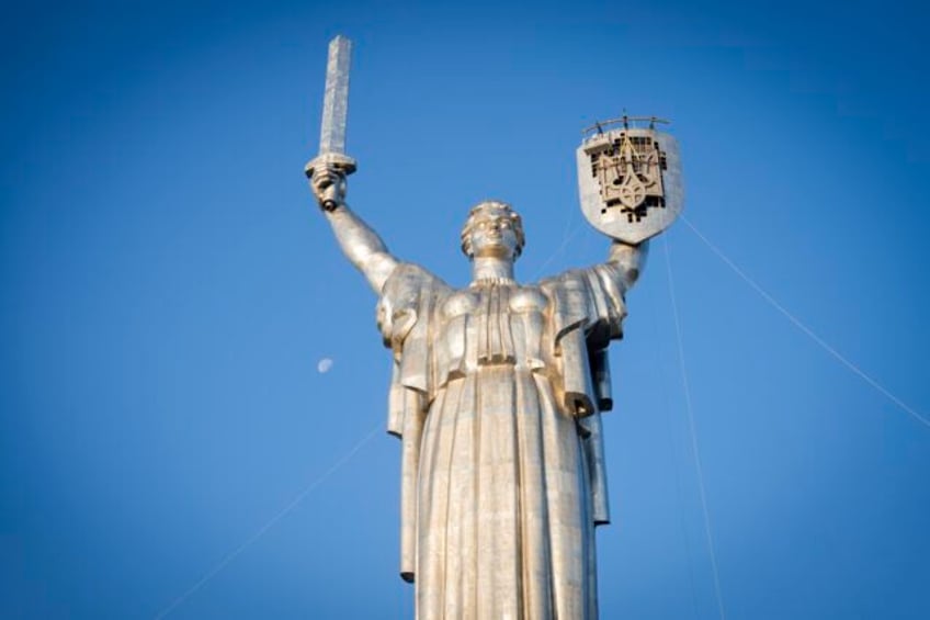 ukraine replaces soviet hammer and sickle with trident on towering kyiv monument