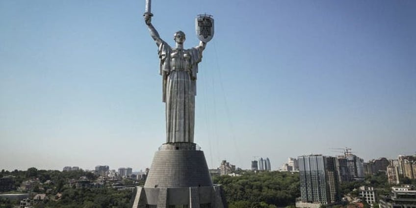 ukraine strips hammer and sickle from gigantic motherland monument replace with state trident