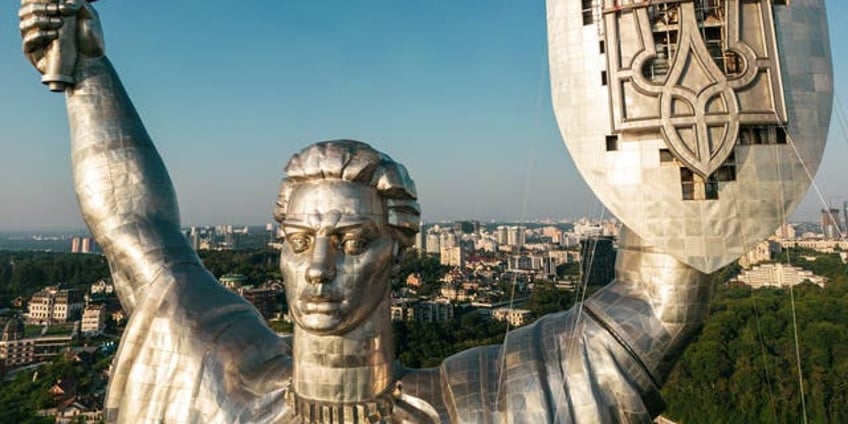 ukraine strips hammer and sickle from gigantic motherland monument replace with state trident