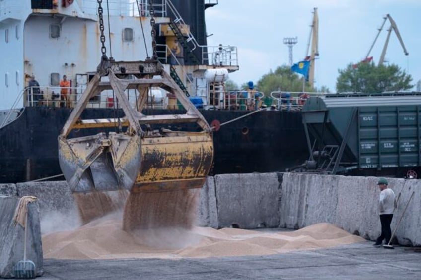 ukraine wants ships to keep exporting its grain despite russian attacks some are interested