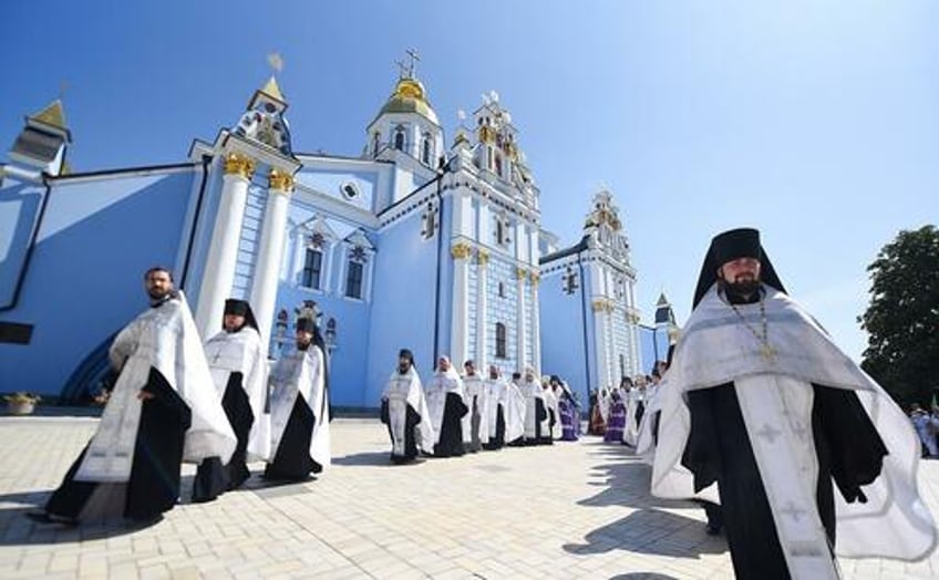 ukrainian lawmakers vote to ban countrys largest orthodox church body