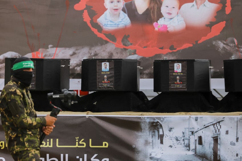 un condemns gruesome palestinian child coffin parade handing over dead hostages