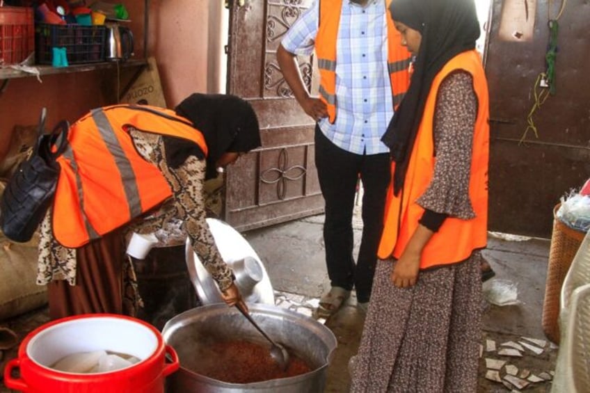 Volunteers prepare food for displaced Sudanese in Gedaref during the Muslim fasting month