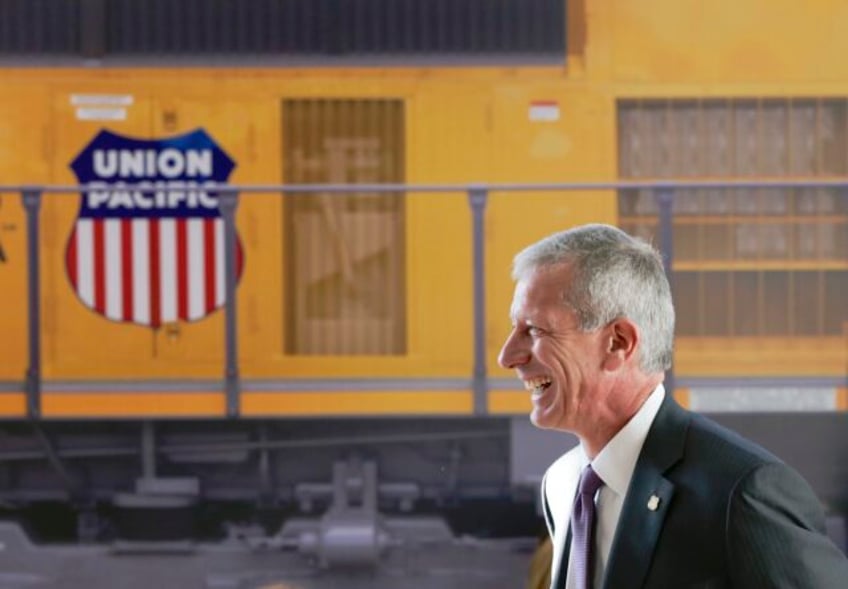 union pacific hires ceo hedge fund recommended as 2q profit fell 15 on weaker demand