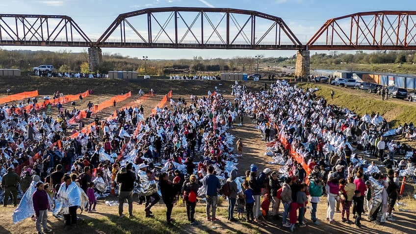 union pacific warns border crossing closing due to migrant crisis hurts cross border trade as christmas nears