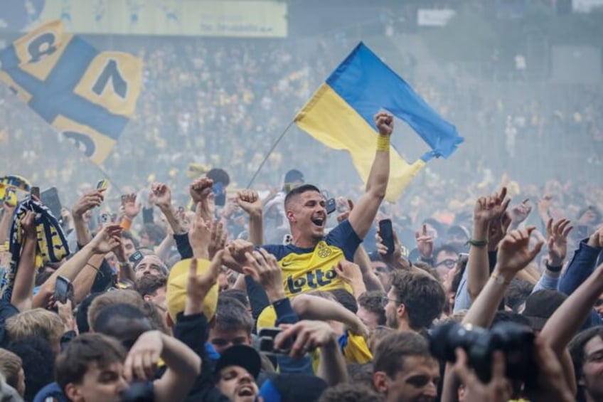 Union's Croatian forward Franjo Ivanovic (C) celebrates the Belgian title with fans at the