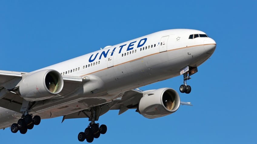 united airlines flight to rome diverts back to newark drops 28000 feet in 10 minutes