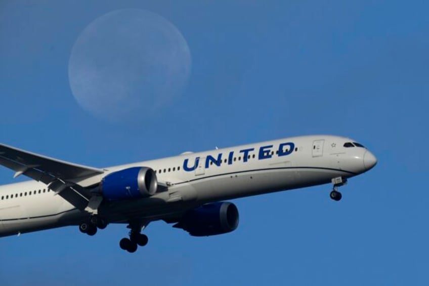 united airlines makes 2nd large order for new planes in less than a year as it renews its fleet