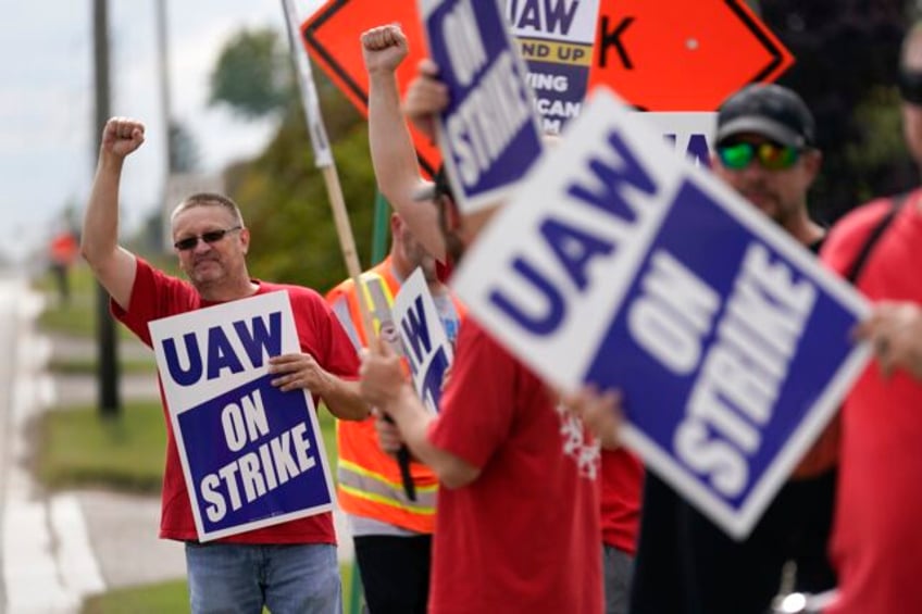 united auto workers strikes spread as 7000 more workers at two plants join the picket line