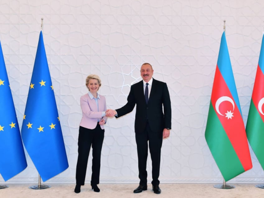 BAKU, AZERBAIJAN - JULY 18: (----EDITORIAL USE ONLY - MANDATORY CREDIT - "PRESIDENCY OF AZERBAIJAN/ HANDOUT" - NO MARKETING NO ADVERTISING CAMPAIGNS - DISTRIBUTED AS A SERVICE TO CLIENTS----) Azerbaijani President Ilham Aliyev (R) and European Commission President Ursula Von der Leyen (L) shakes hands after signing a memorandum of understanding on increasing import of Azeri natural gas as part of their meeting in Baku, Azerbaijan on July 18, 2022. (Photo by Presidency of Azerbaijan/Anadolu Agency via Getty Images)