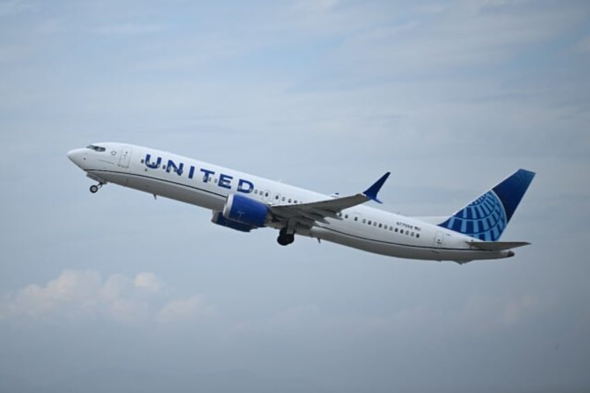 united orders 110 new planes from boeing airbus