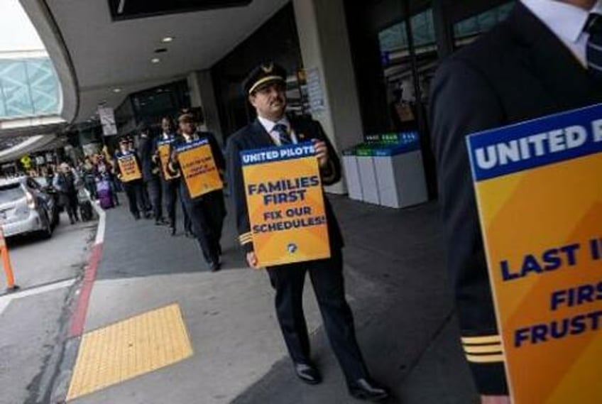 united pilots agree to labor deal that could see salaries cumulatively rise 40
