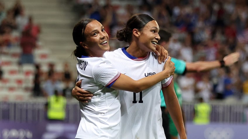 Mallory Swanson celebrates with Sophia Smith