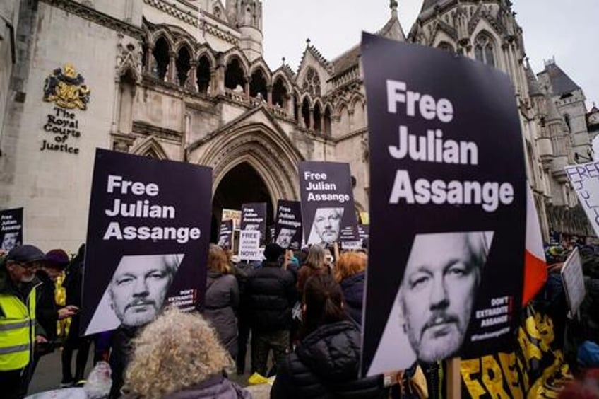 univ of chicago prof explains in just 13 words why julian assange must be freed