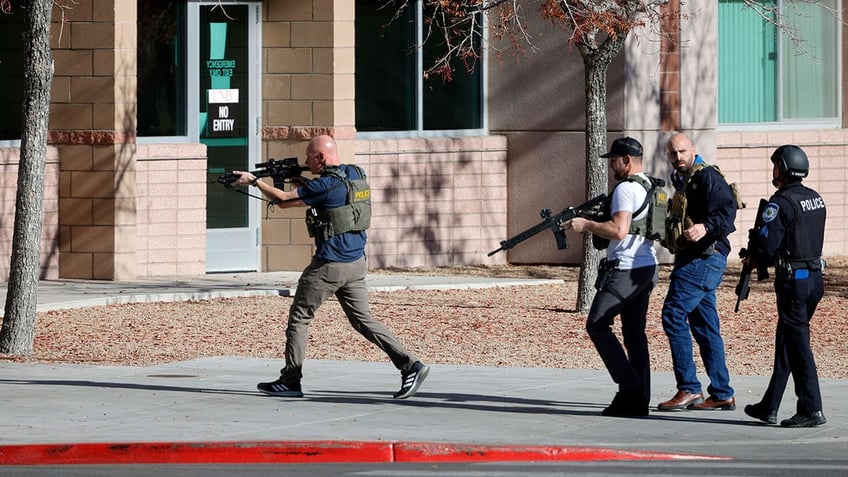 unlv shooting video shows terrifying moments las vegas police evacuate building