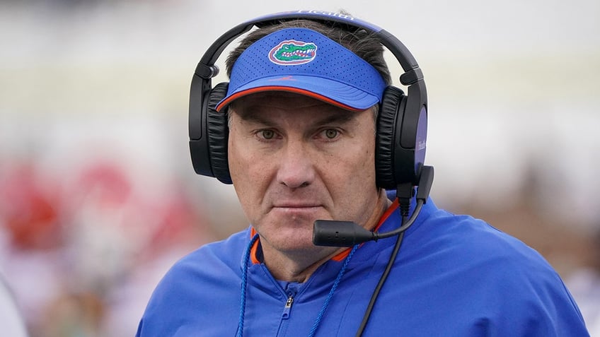 Dan Mullen coaches Florida